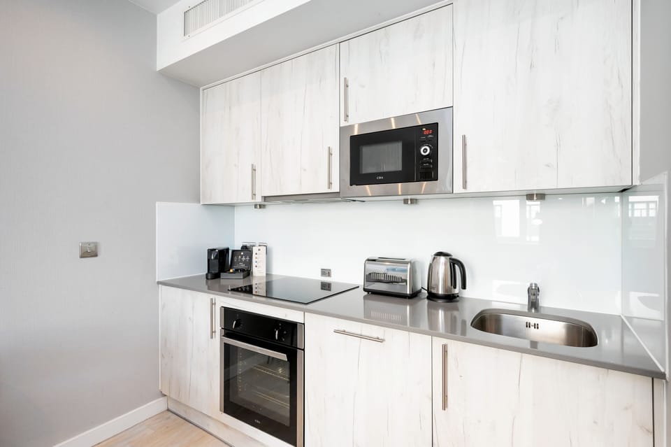 Apartment (Sleeps 4) | Premium bedding, desk, blackout drapes, iron/ironing board
