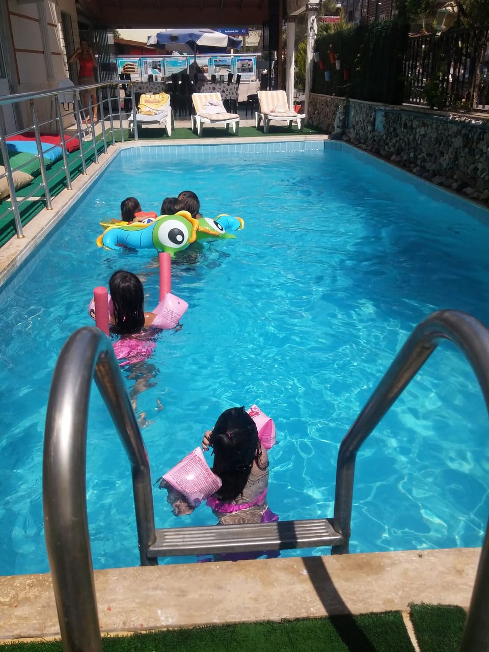 Seasonal outdoor pool, free cabanas, pool umbrellas