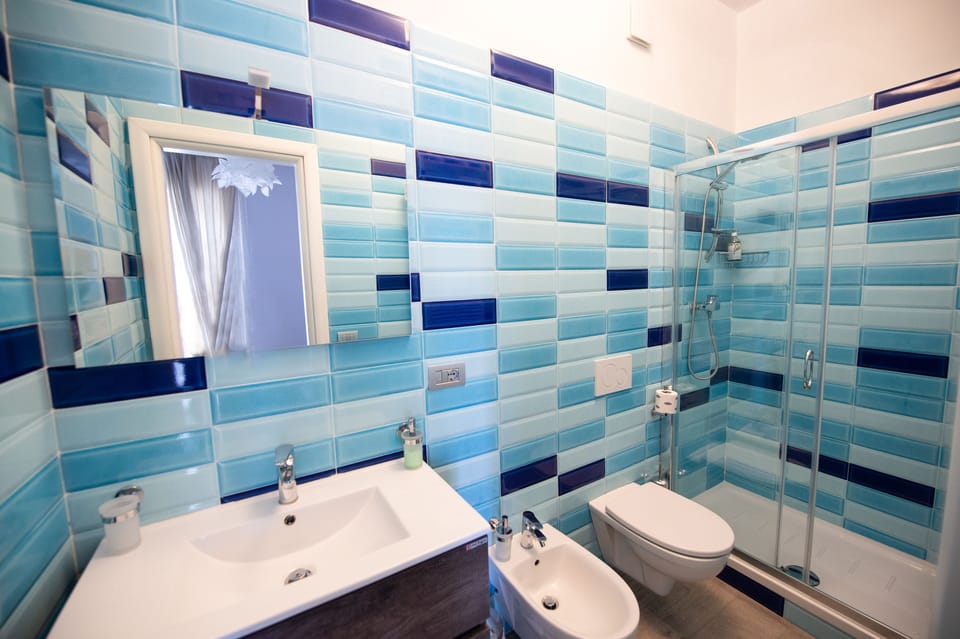 Classic Double Room, Private Bathroom | Bathroom | Shower, free toiletries, hair dryer, bidet