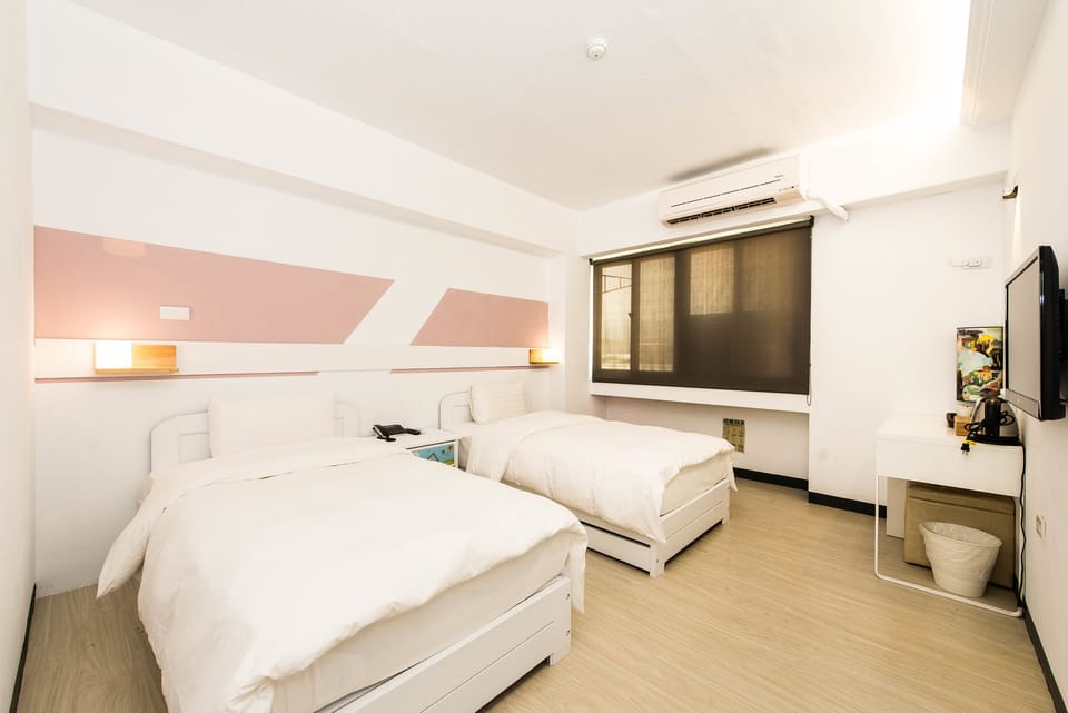 Business Twin Room, 2 Twin Beds | Desk, blackout drapes, soundproofing, free WiFi