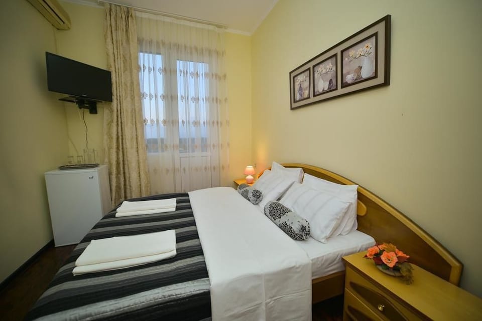 Basic Double Room Single Use, 1 Double Bed, Private Bathroom | Premium bedding, minibar, desk, blackout drapes