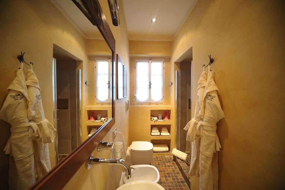 Suite | Minibar, in-room safe, individually decorated, individually furnished