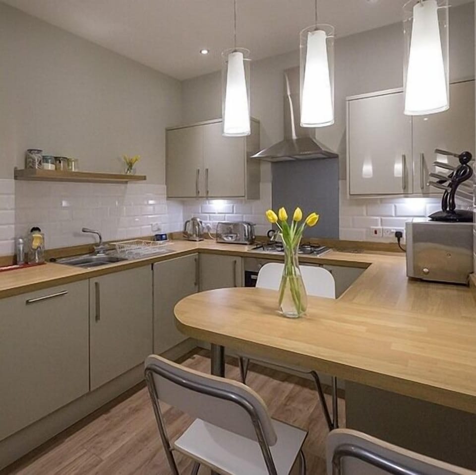 Luxury Apartment, Private Bathroom | Restaurant