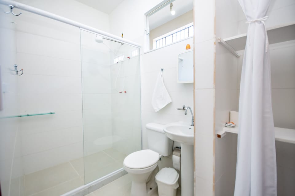 Standard Double Room | Bathroom | Shower, free toiletries, towels