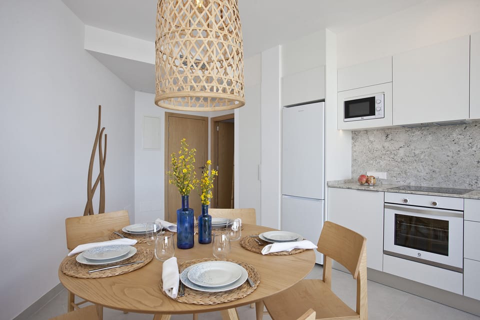 Full-size fridge, microwave, stovetop, dishwasher