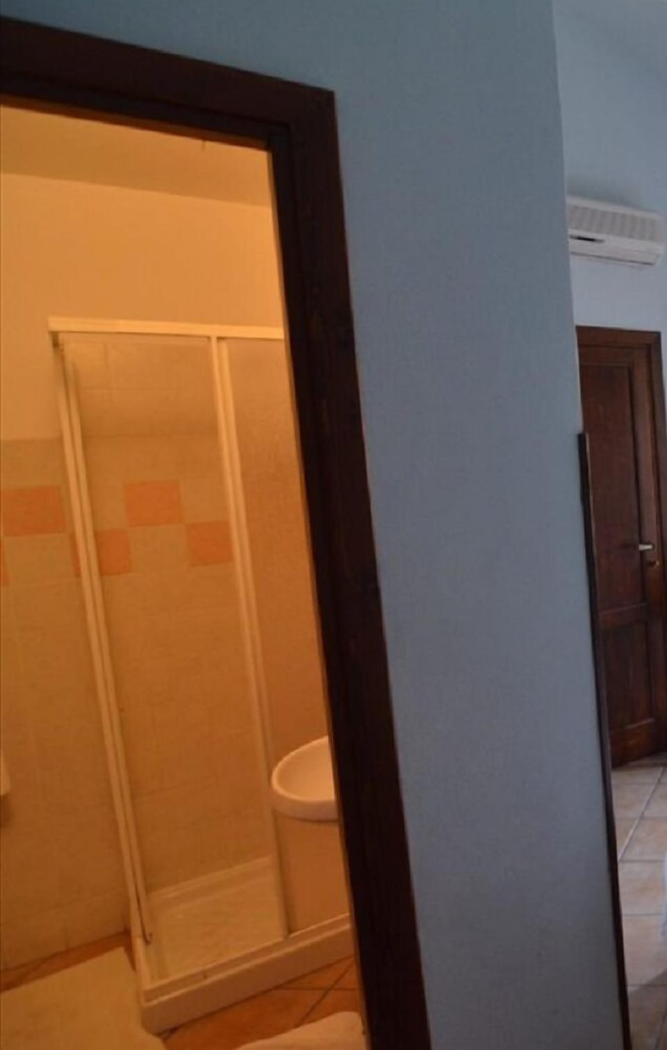 Shower, free toiletries, hair dryer, bidet