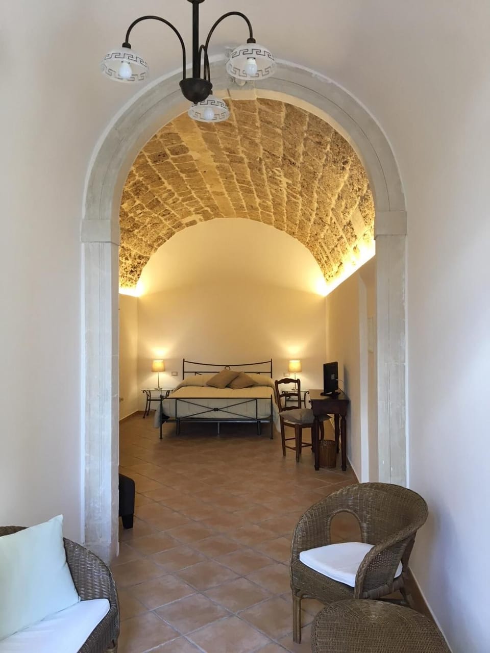 Desk, soundproofing, free cribs/infant beds, free WiFi
