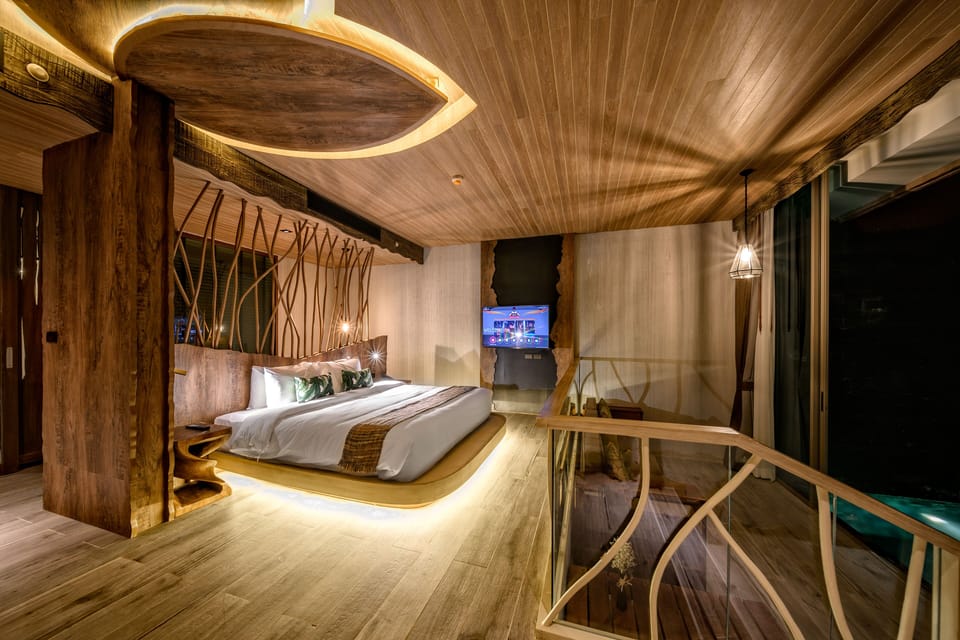Pool Suite | Minibar, in-room safe, desk, blackout drapes