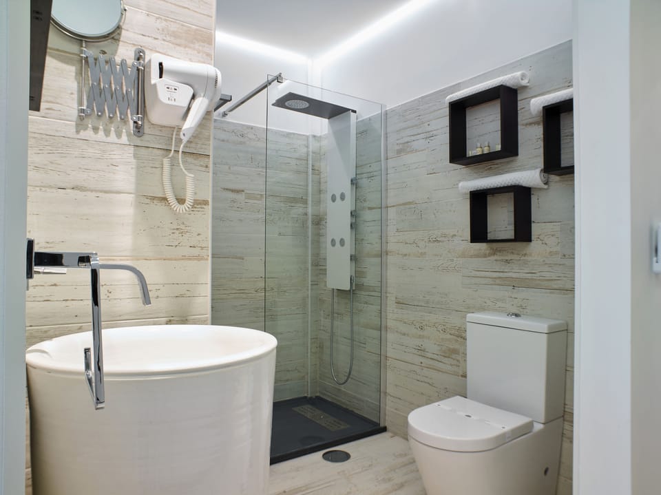 Deluxe Double Room | Bathroom | Shower, hydromassage showerhead, free toiletries, hair dryer