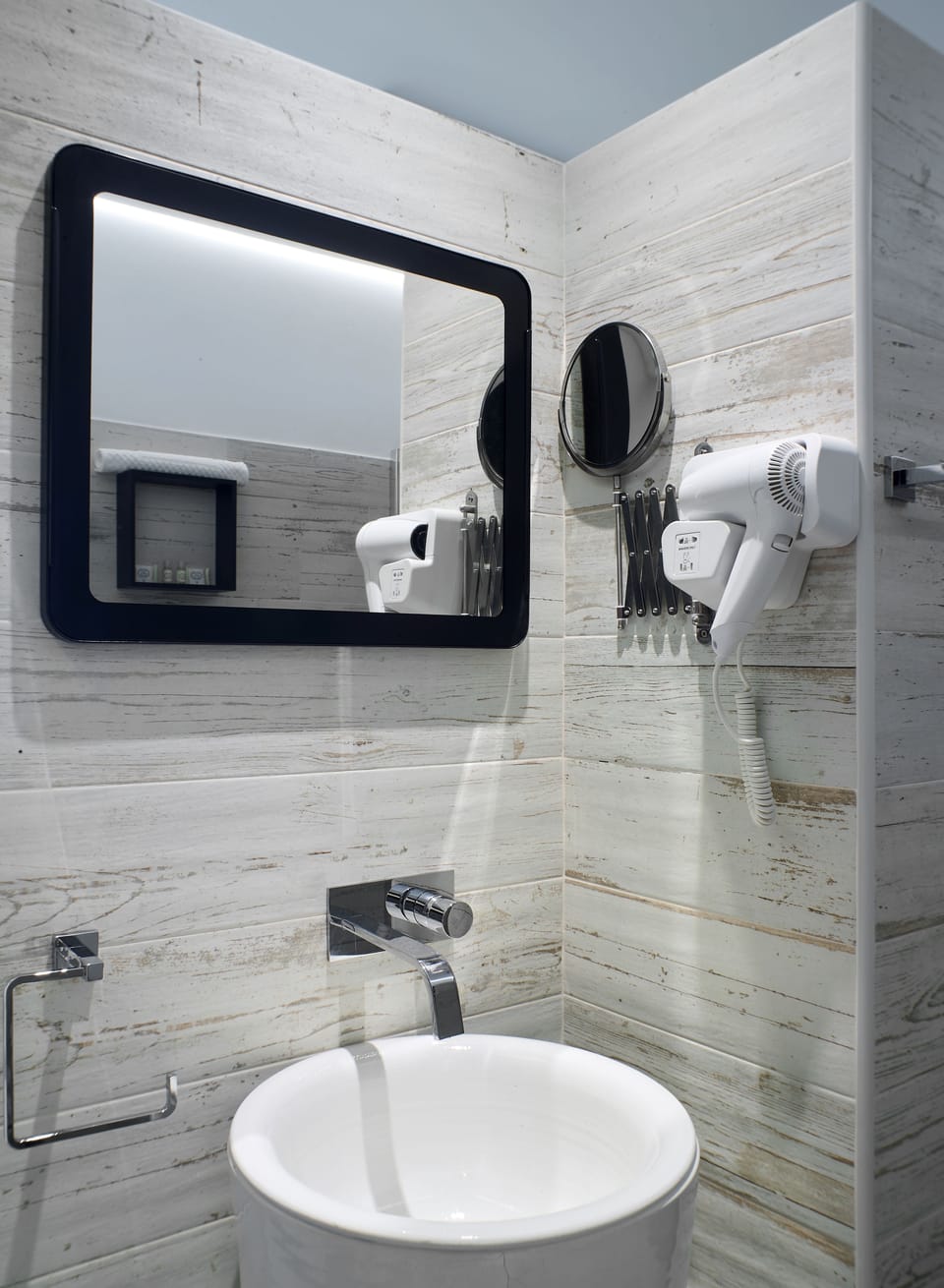 Deluxe Double Room | Bathroom sink