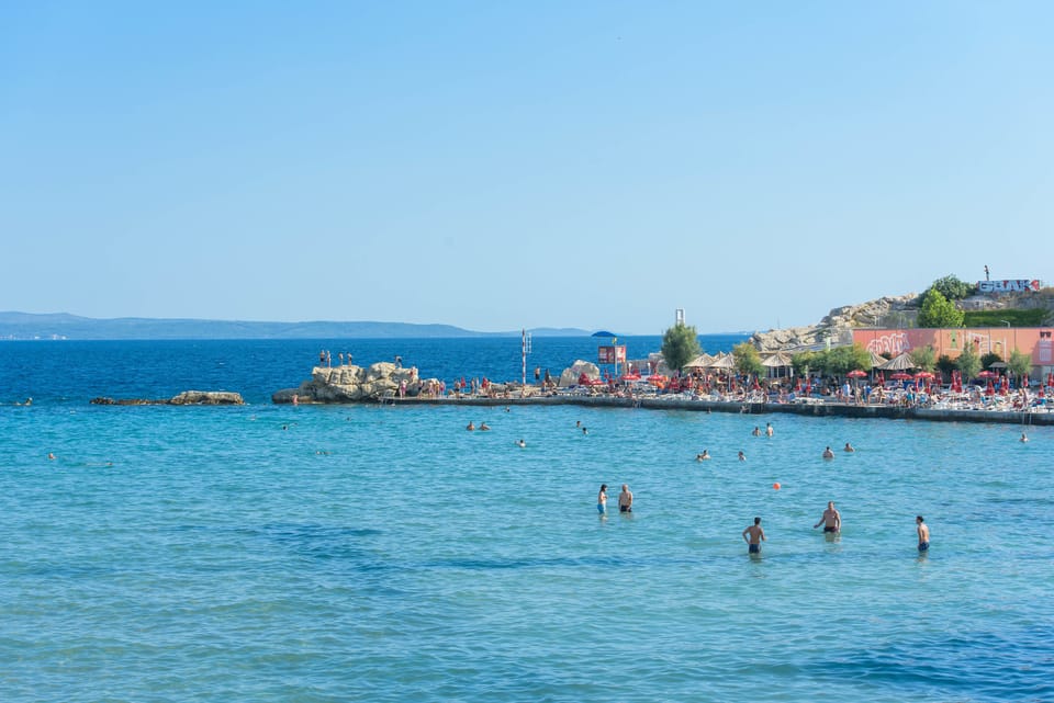 Beach nearby, sun loungers, beach umbrellas, 3 beach bars