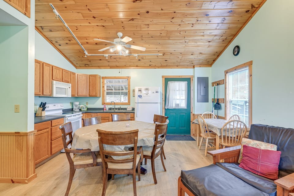 Dining Table | Dishware Provided