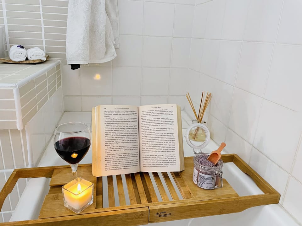Deluxe Room | Bathroom | Shower, free toiletries, hair dryer, bathrobes