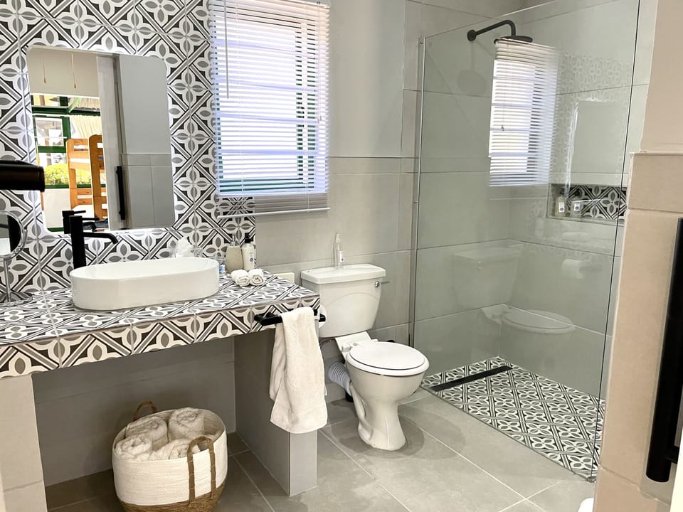 Family Room | Bathroom | Shower, free toiletries, hair dryer, bathrobes