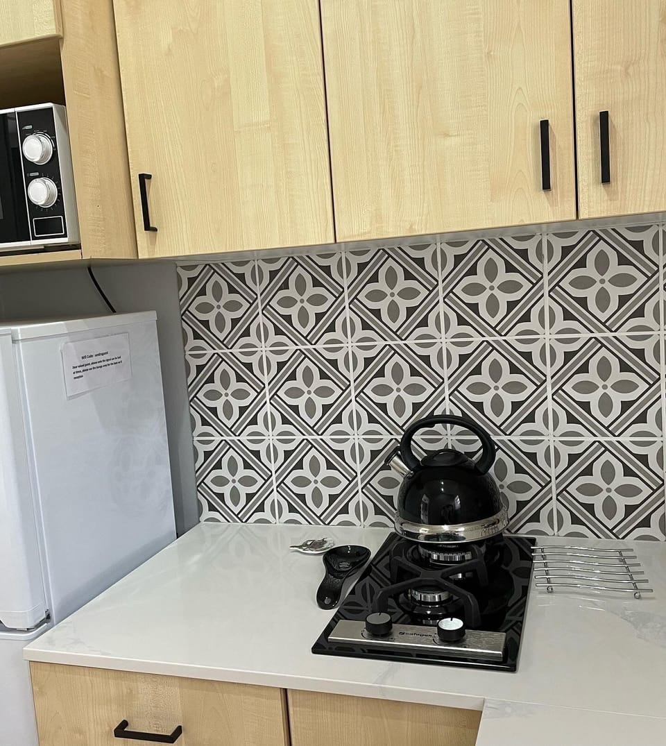 Family Room | Private kitchen | Mini-fridge, microwave, coffee/tea maker, electric kettle