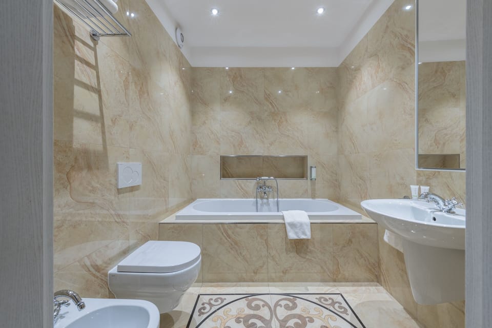 Suite | Bathroom | Free toiletries, hair dryer, bathrobes, slippers