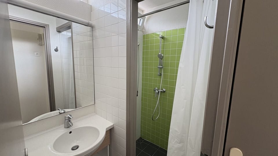 Shower, towels