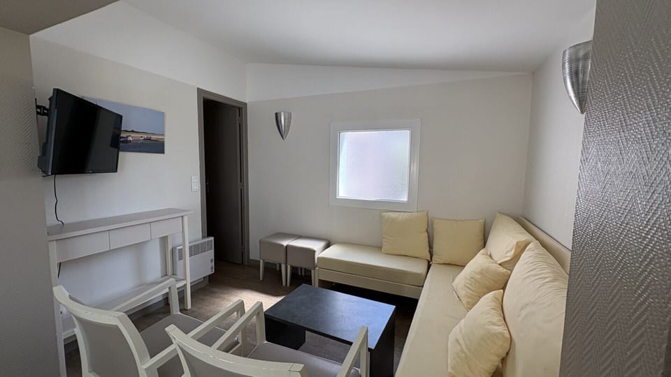 Cottage, 3 Bedrooms (8 personnes) | Living area | Flat-screen TV