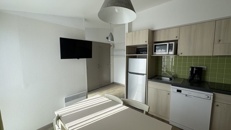 Cottage, 2 Bedrooms (4 personnes) | Private kitchen | Full-size fridge, microwave, oven, stovetop