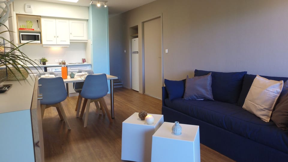 House, 2 Bedrooms (6 pers) | Living area | 80-cm flat-screen TV with digital channels, TV
