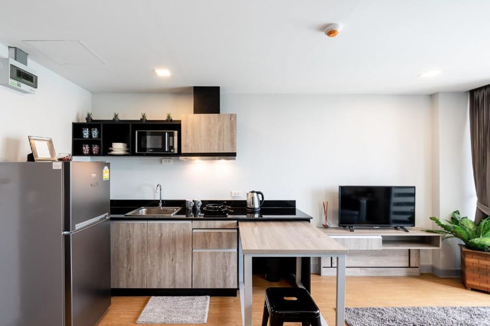 Fridge, microwave, coffee/tea maker, electric kettle