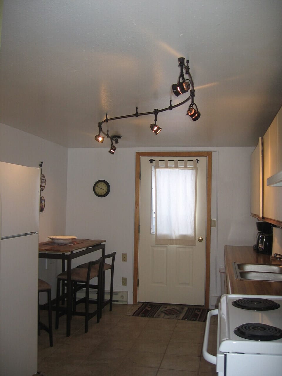 Full stocked kitchen with stove and fridge