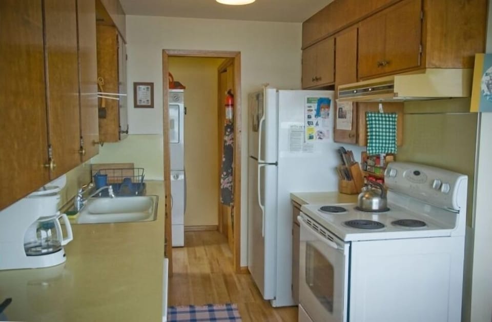Fully Stocked Kitchen with Dishwasher and Washer-Dryer, coffee maker, new stove