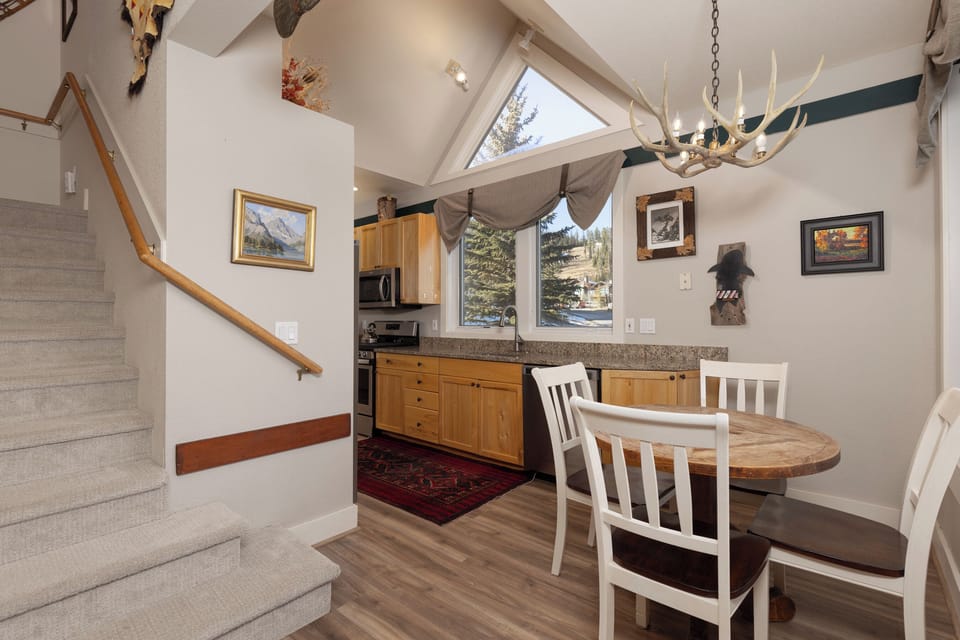 Full kitchen with kitchen table for 4, open to living room and mtn views