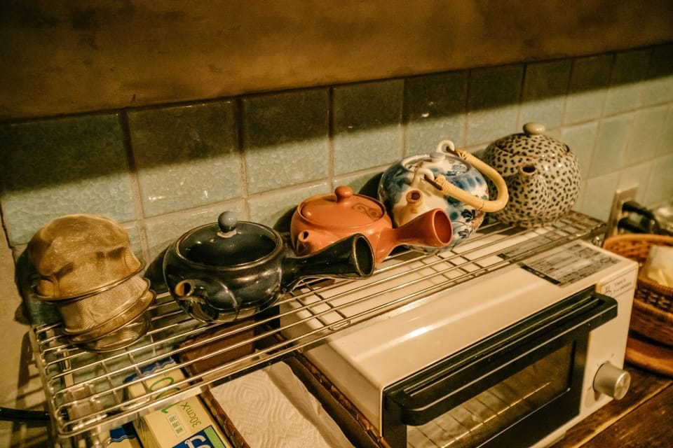 Shared fridge, microwave, stovetop, cookware/dishes/utensils
