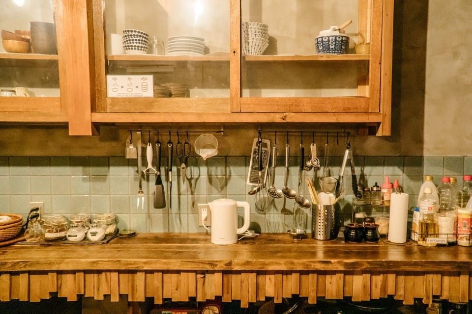 Shared fridge, microwave, stovetop, cookware/dishes/utensils