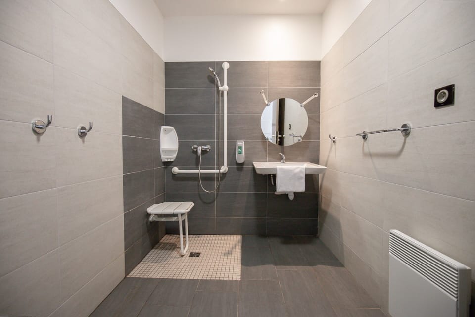 Apartment, 1 Bedroom, Accessible (4 Pers) | Bathroom | Shower, towels