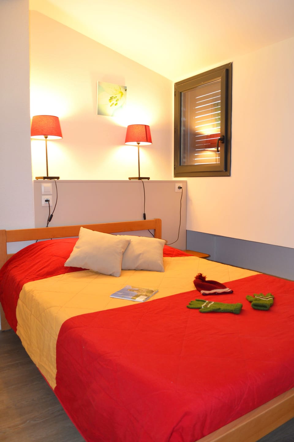 Free cribs/infant beds, bed sheets