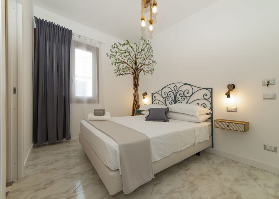 Design Double Room, Non Smoking | Minibar, in-room safe, individually decorated, desk