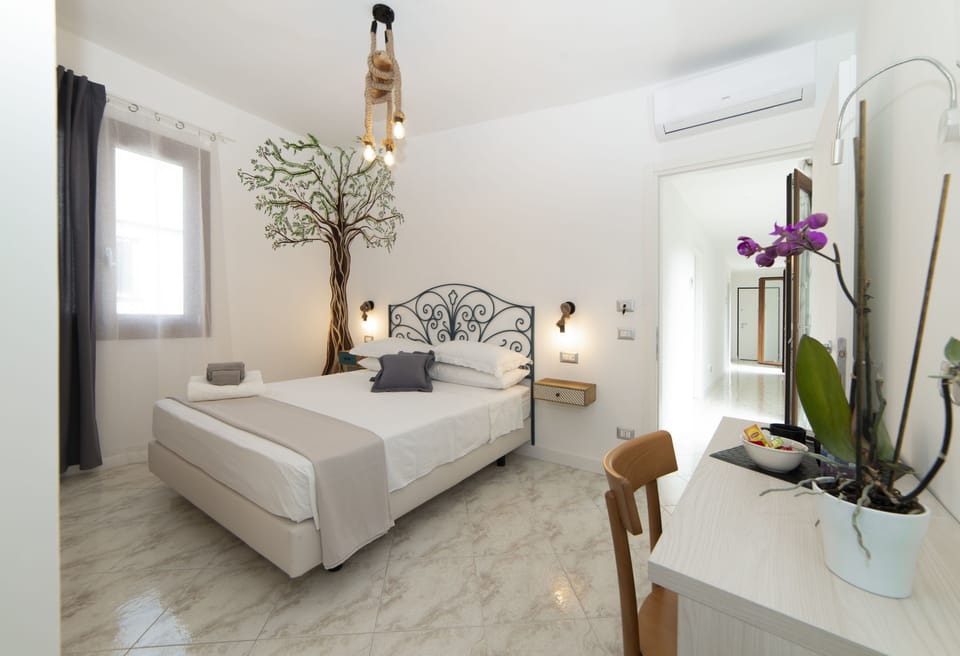 Design Double Room, Non Smoking | Minibar, in-room safe, individually decorated, desk