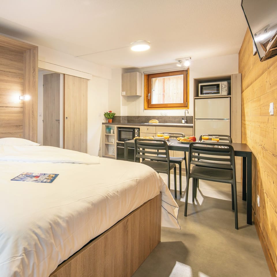 50-cm flat-screen TV with digital channels, TV