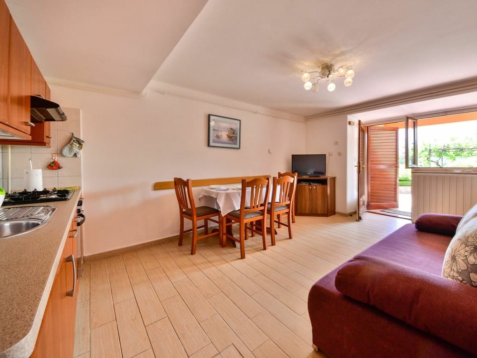 Table, Property, Furniture, Wood, Chair, Lighting, Building, Interior Design, Window, Floor