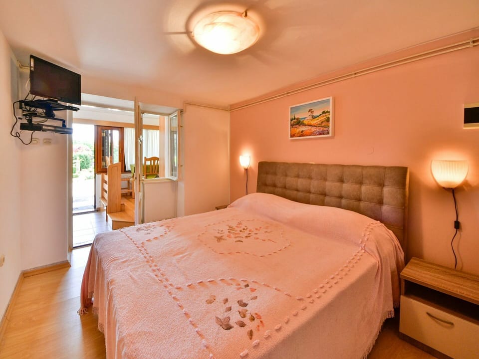 Furniture, Building, Comfort, Wood, Lighting, Bed Frame, Bed, Lamp, Floor