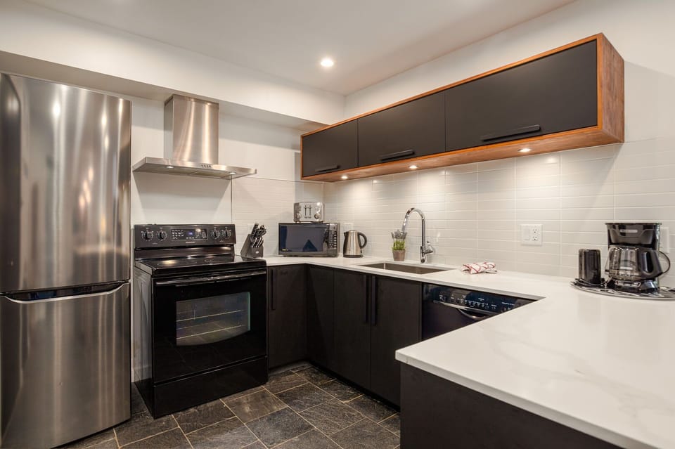 Fully equipped kitchen with modern appliances, perfect for home-cooked meals.