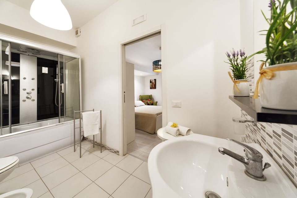 Double Room | Bathroom | Combined shower/tub, jetted tub, free toiletries, hair dryer