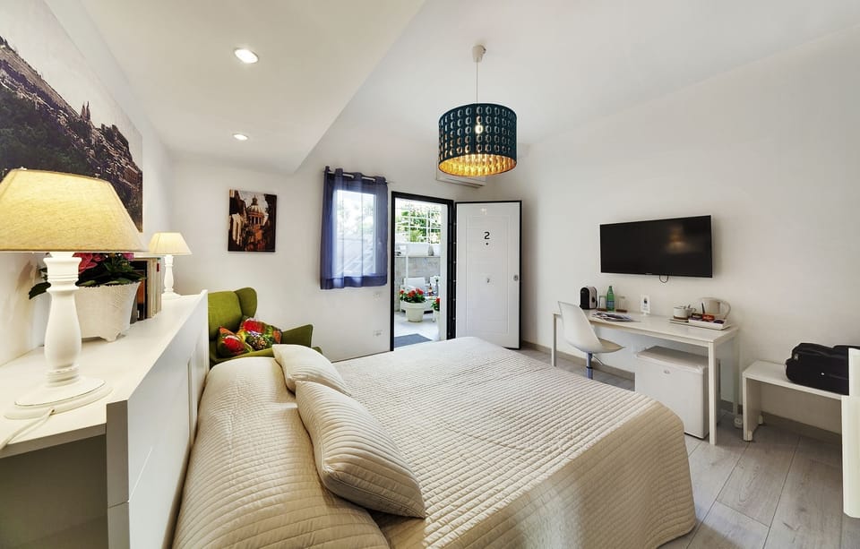 Double Room | Individually decorated, individually furnished, desk, iron/ironing board