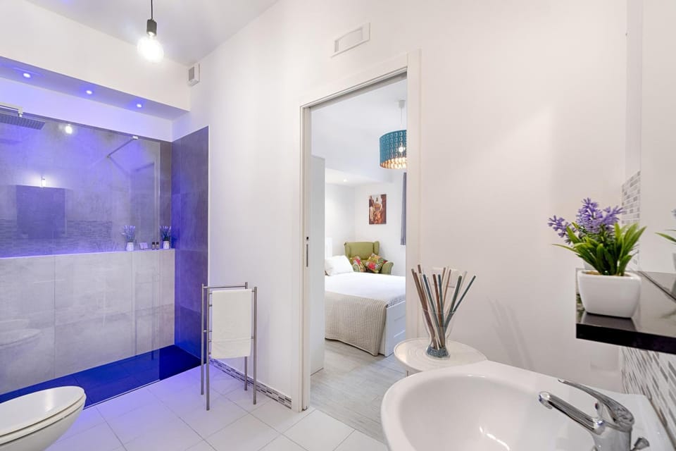 Combined shower/tub, jetted tub, free toiletries, hair dryer