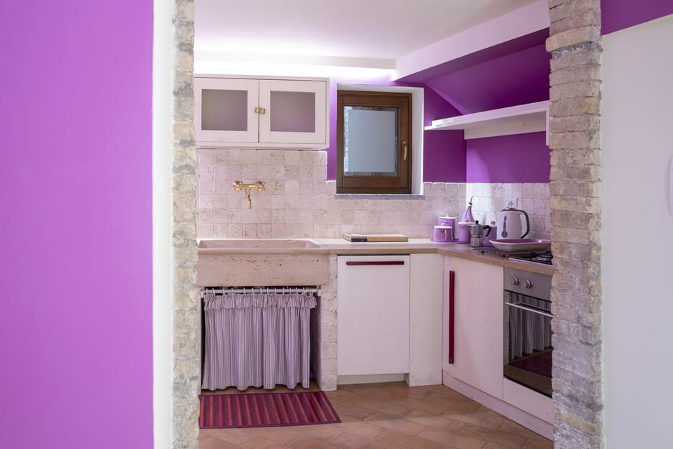 Suite appartamento - Iris | Private kitchen | Stovetop, cookware/dishes/utensils, dining tables