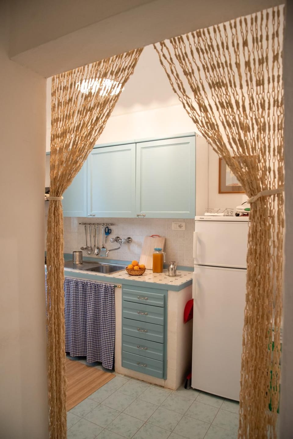 Fridge, oven, stovetop, coffee/tea maker
