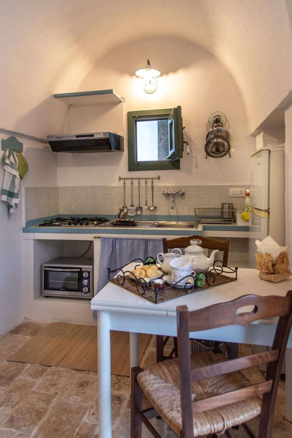 Fridge, oven, stovetop, coffee/tea maker
