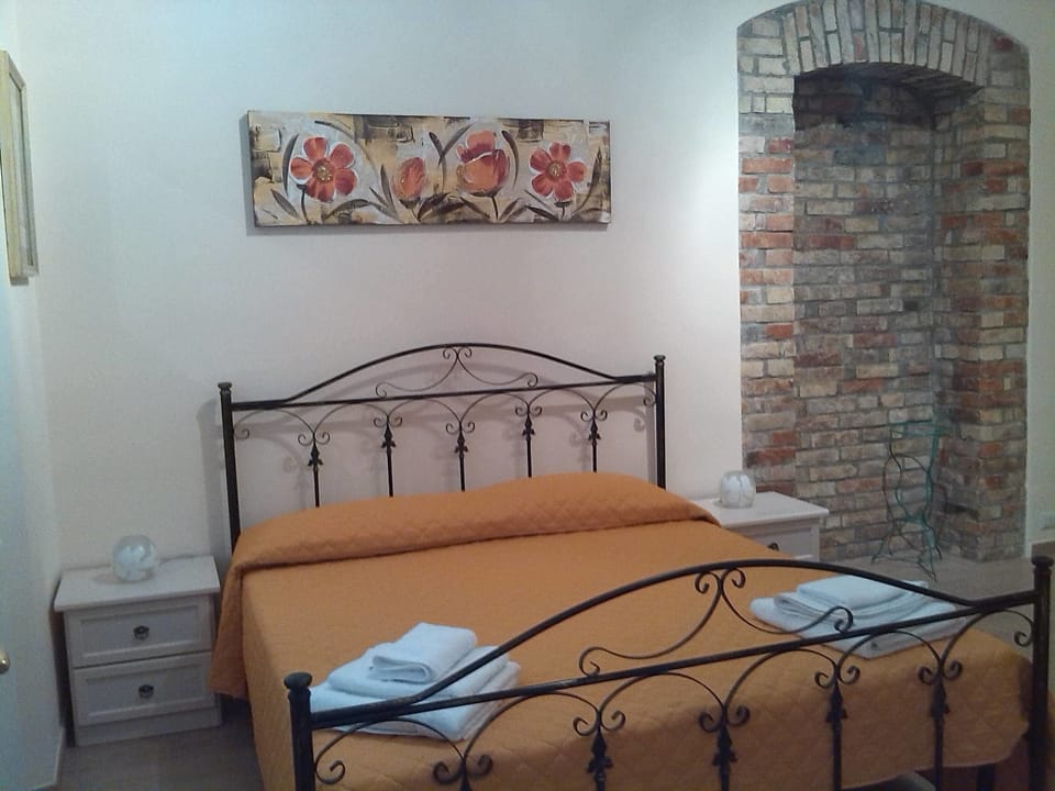 Deluxe Quadruple Room | Desk, soundproofing, iron/ironing board (on request), WiFi (free)