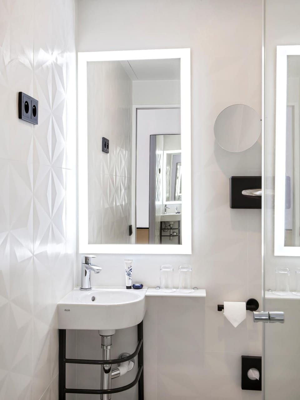 Superior Double or Twin Room, city view (subject to availability) (Mango) | Bathroom | Combined shower/tub, free toiletries, hair dryer, slippers