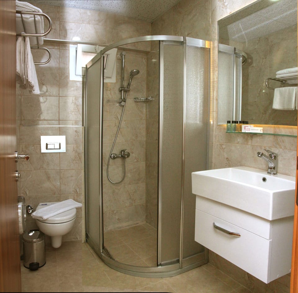 Family Room | Bathroom | Shower, free toiletries, hair dryer, slippers