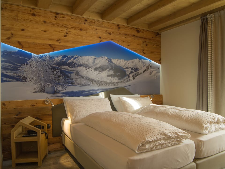 Junior Suite | Hypo-allergenic bedding, in-room safe, desk, blackout drapes
