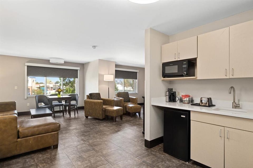 Suite, 1 King Bed (King Suite) | In-room safe, blackout drapes, iron/ironing board, WiFi (free)