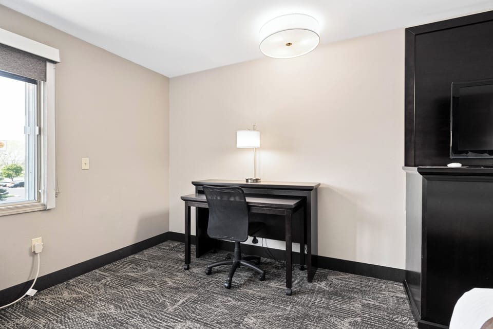 Standard Room, 1 King Bed (King) | In-room safe, blackout drapes, iron/ironing board, WiFi (free)